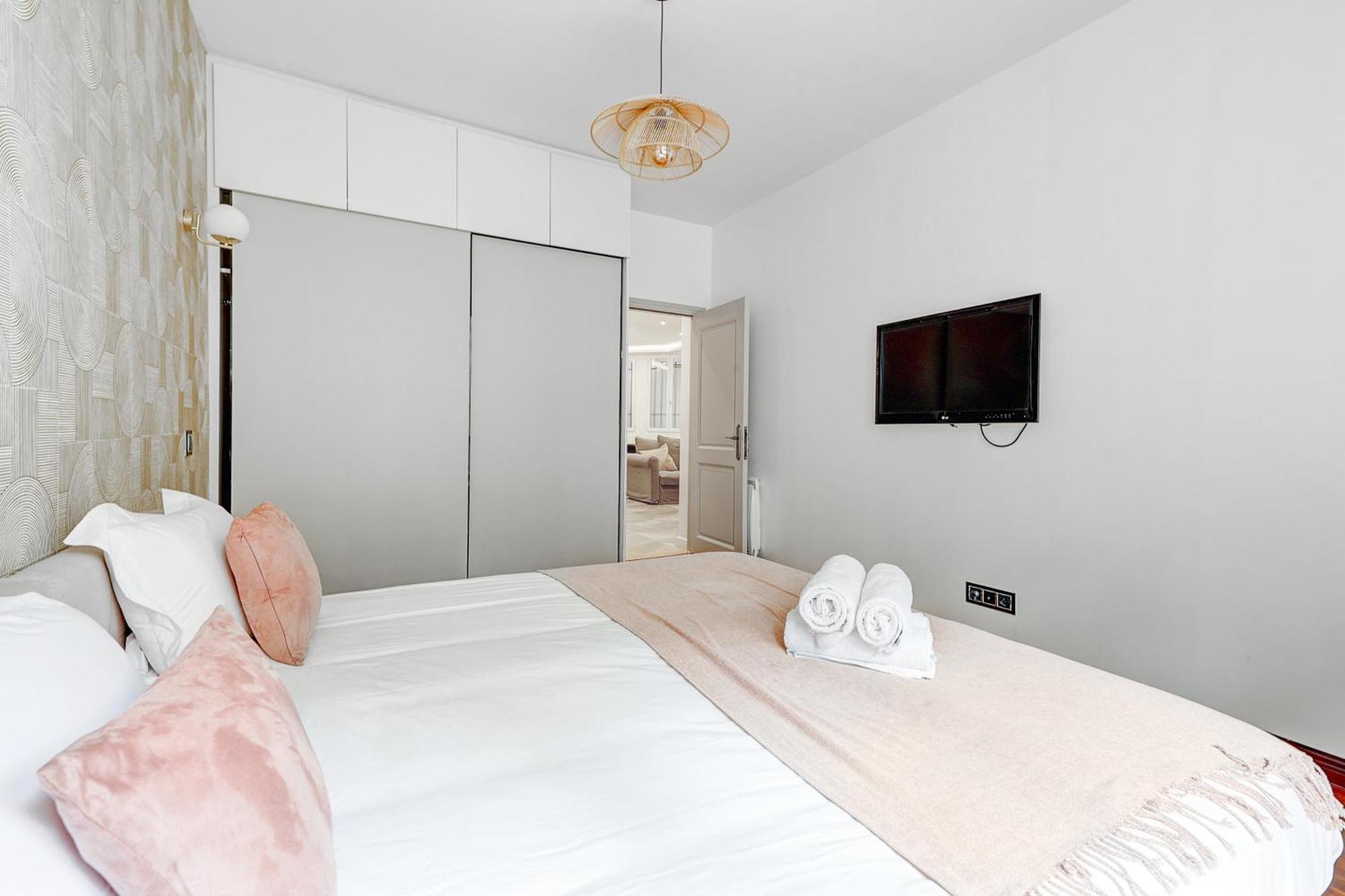 Appartement Haussmannienne De Luxe Au Coeur De 3eme *